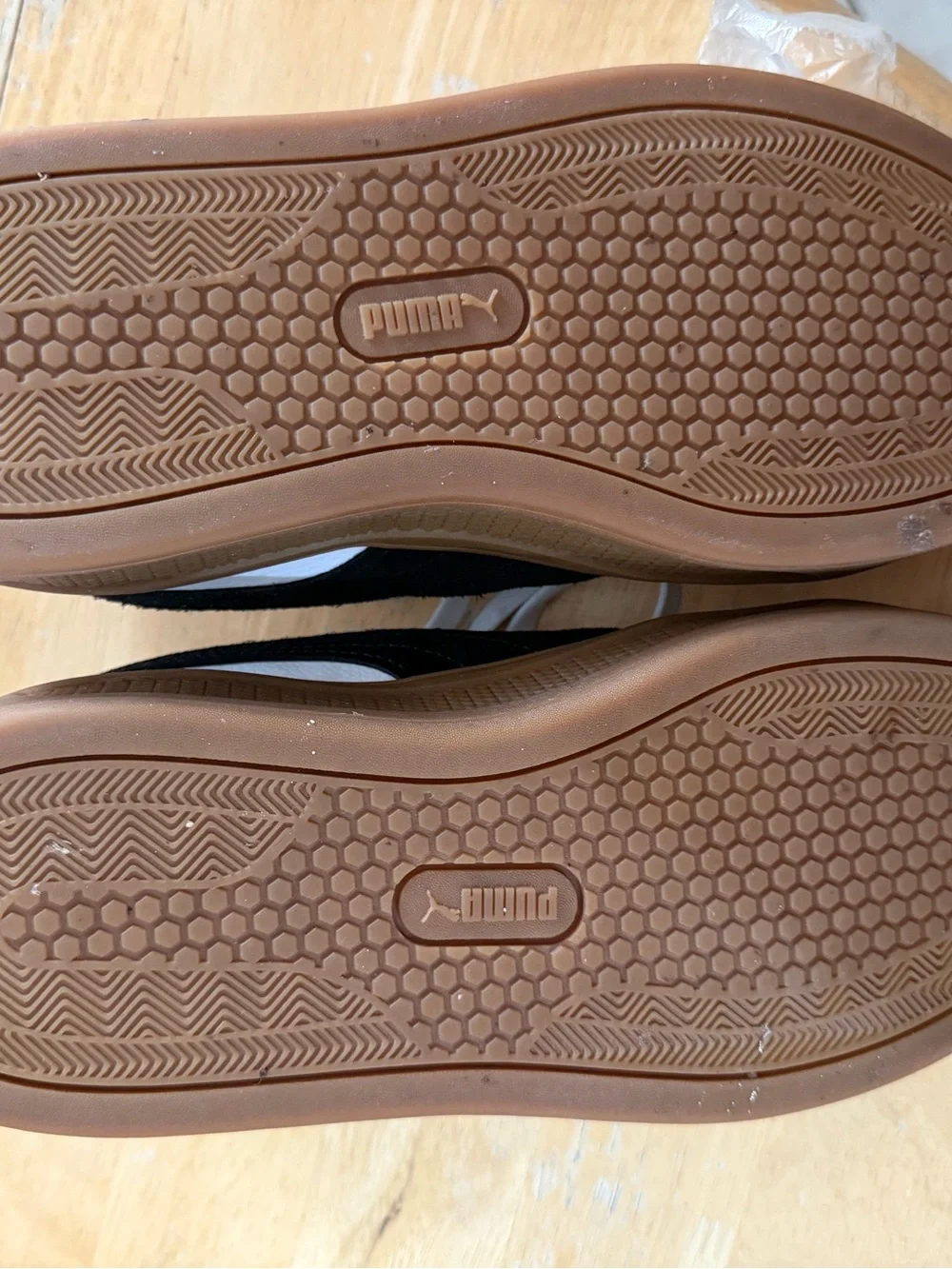 Puma White and Black women’s  Low-Top Sneakers with Gum Outsole